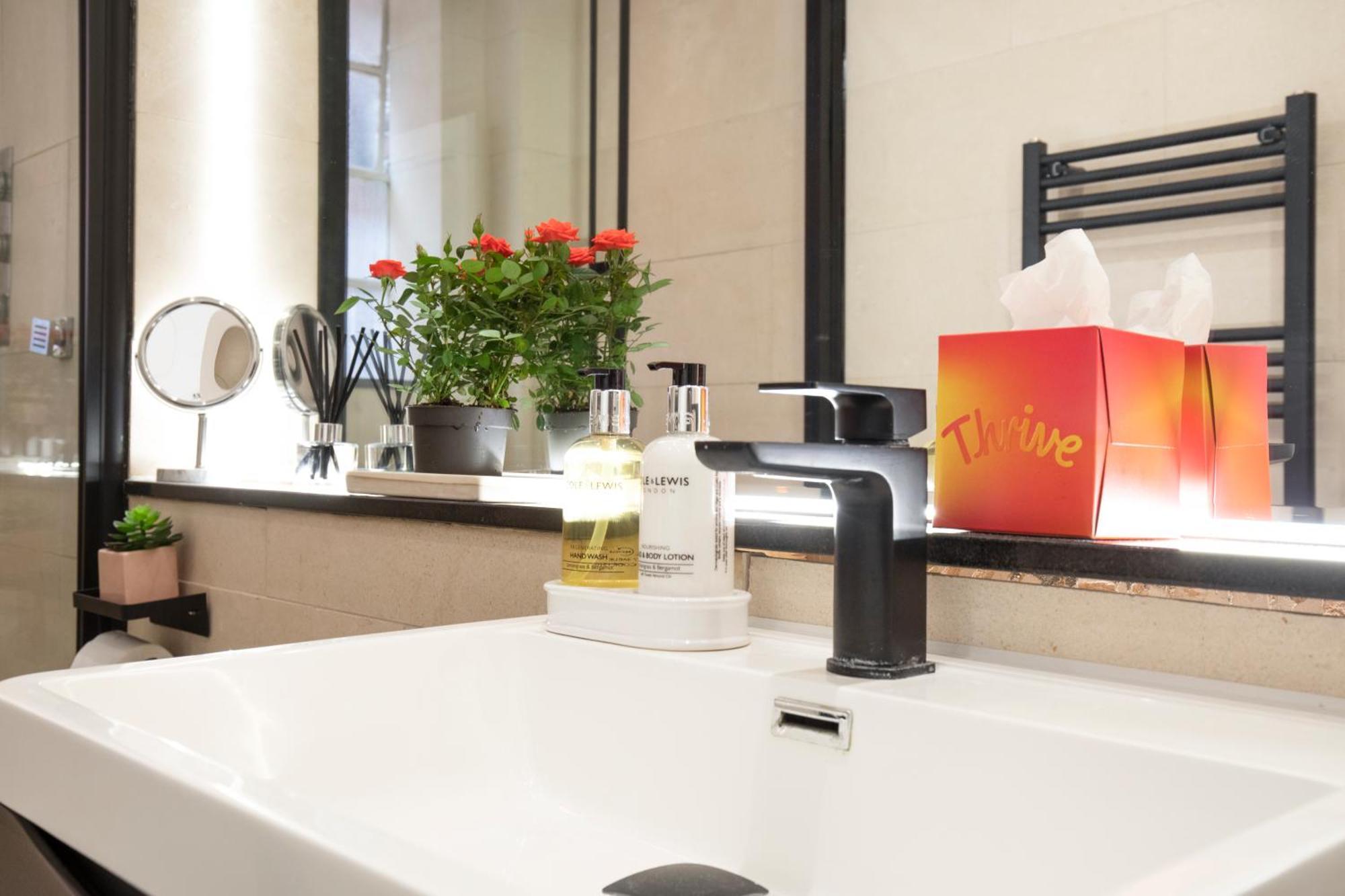 Modern Quiet 1 Bed Flat -Mayfair 런던 외부 사진